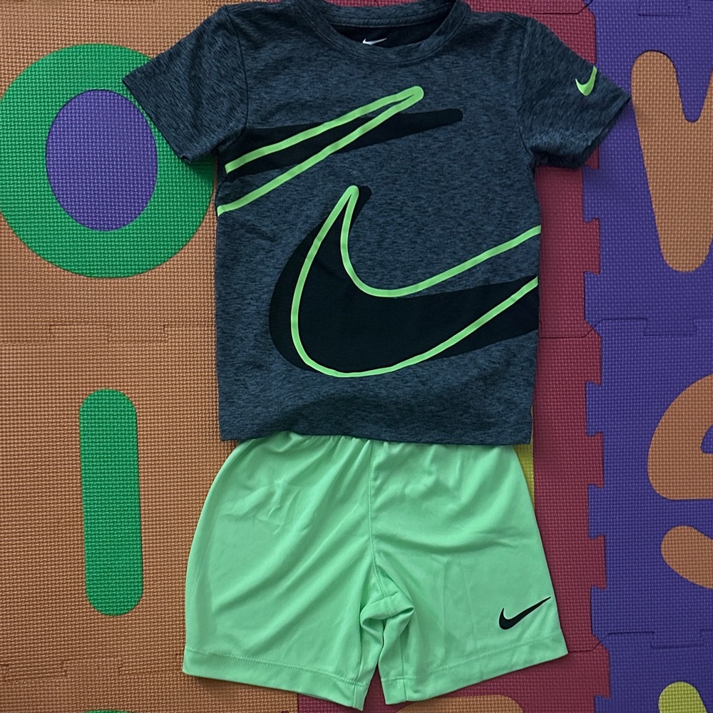 Nike Kids Matching Set in Gray and Neon Green 4T 3-4 year old